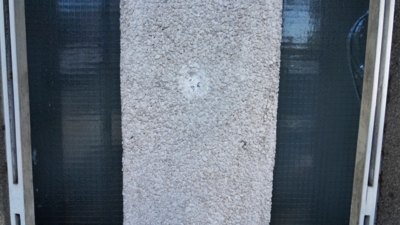 Los rastros del ataque contra la oficina estatal.