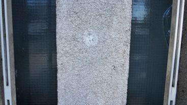 Los rastros del ataque contra la oficina estatal.