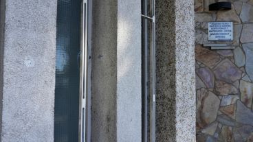 Los rastros del ataque contra la oficina estatal.