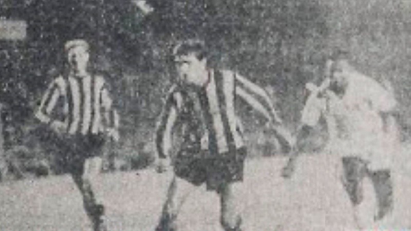 Pelé (derecha) patea ante Sesana y Bautista de Central.