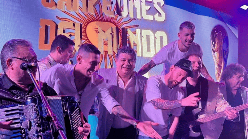 Messi, Paredes y Di María en el escenario junto a Los Palmeras.