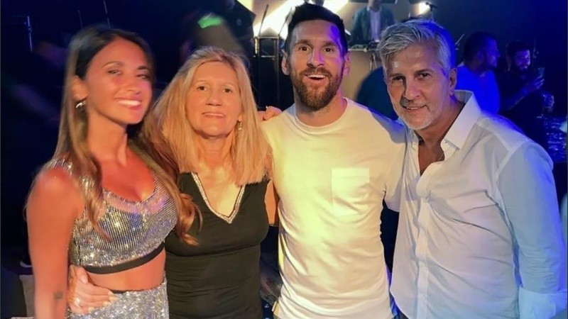 Antonela Roccuzzo, Celia, Lionel y Jorge Messi en la Fiesta del campeón.