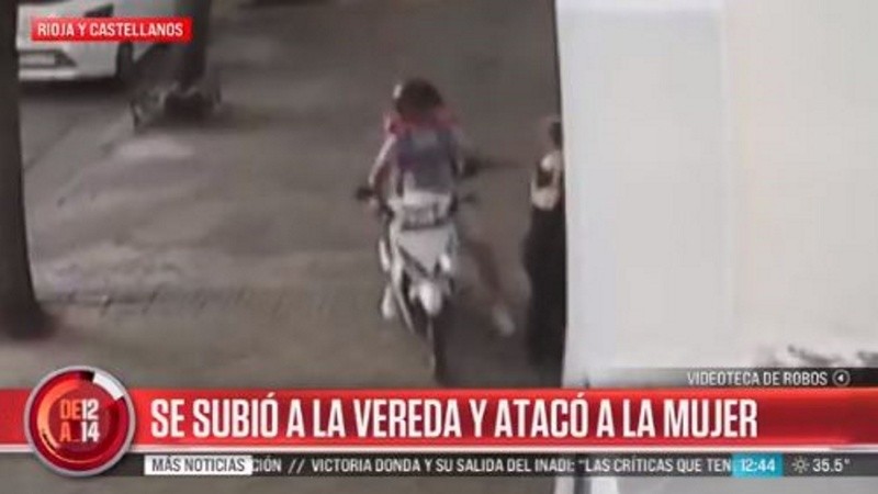 Captura del video que refleja el momento en que una mujer es abordada por un delincuente en moto