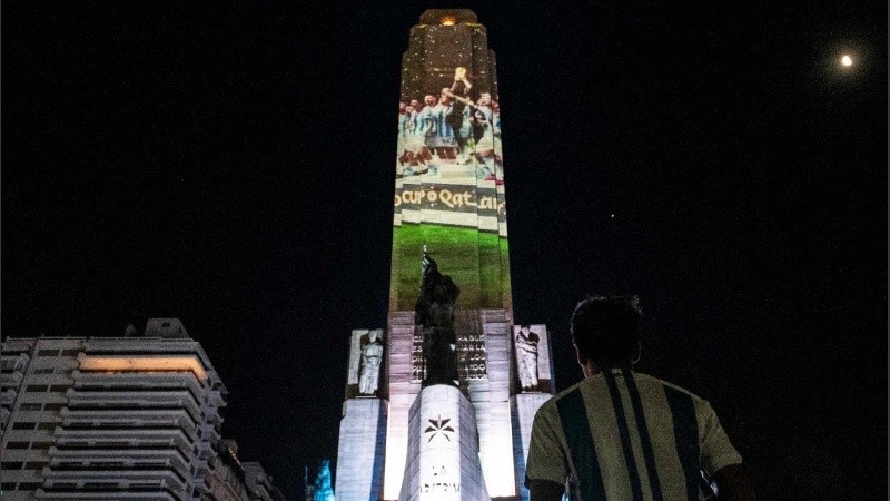 La proyección tuvo imágenes de los rosarinos Lionel Messi y Ángel Di María.