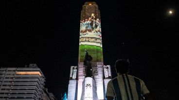 La proyección tuvo imágenes de los rosarinos Lionel Messi y Ángel Di María.