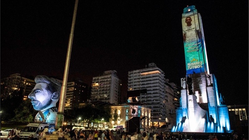 La proyección tuvo imágenes de los rosarinos Lionel Messi y Ángel Di María.