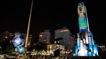 La proyección tuvo imágenes de los rosarinos Lionel Messi y Ángel Di María.