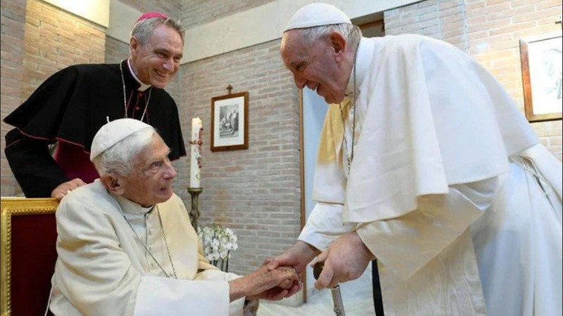 Francisco en una de sus visitas habituales al papa emérito.