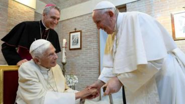Francisco en una de sus visitas habituales al papa emérito.