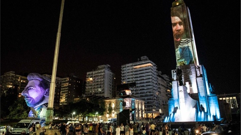 La proyección tuvo imágenes de los rosarinos Lionel Messi y Ángel Di María.