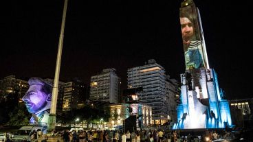 La proyección tuvo imágenes de los rosarinos Lionel Messi y Ángel Di María.