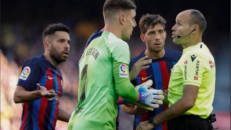 Todo Barcelona discute con Mateu Lahoz, el árbitro español de las polémicas.
