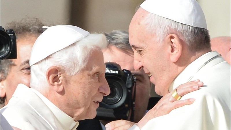 El Papa Emérito Benedicto XVI saluda a Francisco durante una misa por las personas mayores en la Plaza de San Pedro en 2014.