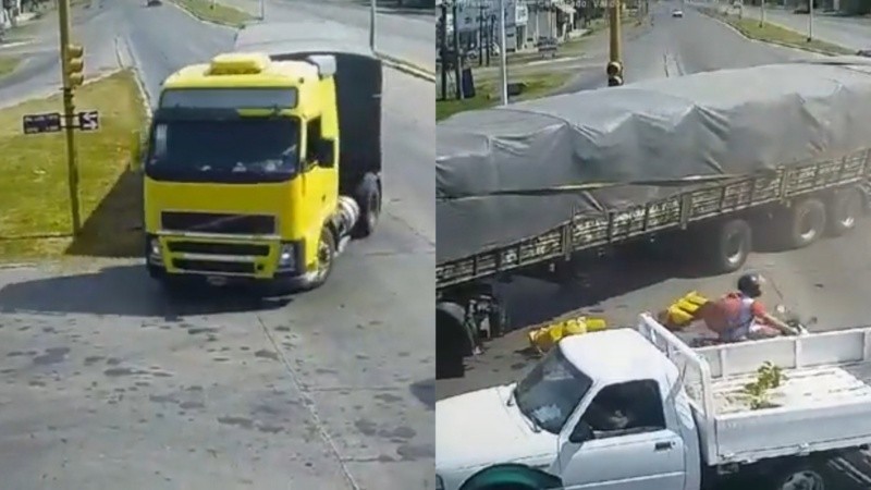 El camión dobló a la derecha e impactó contra un semáforo.