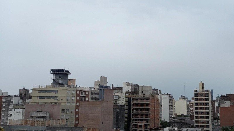 El domingo seguirá con lluvias intermitentes en Rosario.