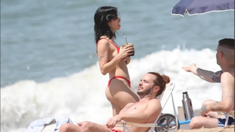 Relajada, Lali Espósito disfruta de la playa uruguaya.