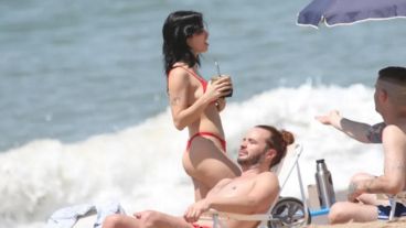 Relajada, Lali Espósito disfruta de la playa uruguaya.