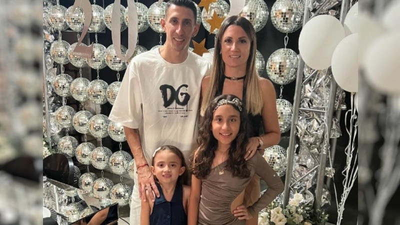 Ángel Di María, Jorgelina Cardoso y las dos hijas de la pareja: Pía y Mía.