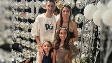 Ángel Di María, Jorgelina Cardoso y las dos hijas de la pareja: Pía y Mía.