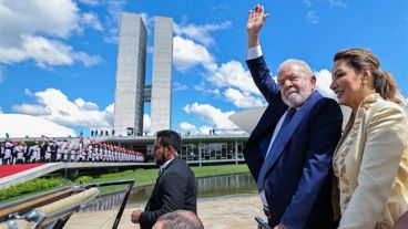 Lula y su mujer en un día histórico en Brasilia.