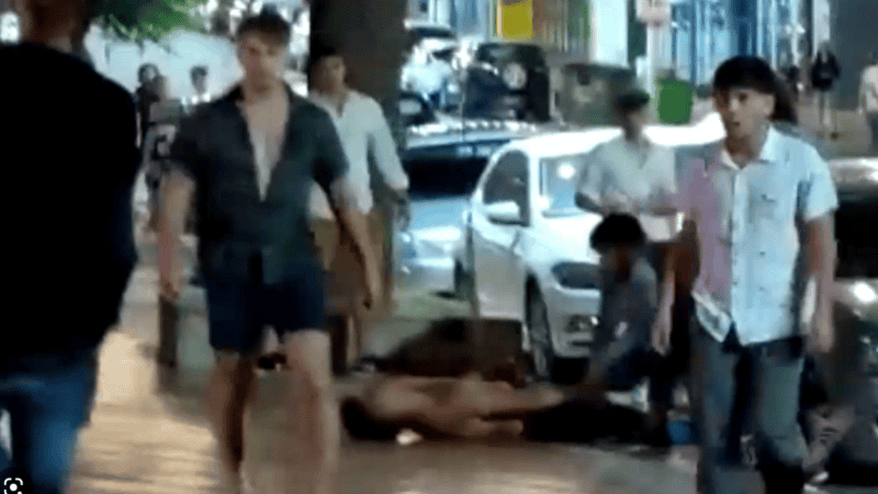 Báez Sosa yace en el piso luego de ser agredido por los rugbiers.