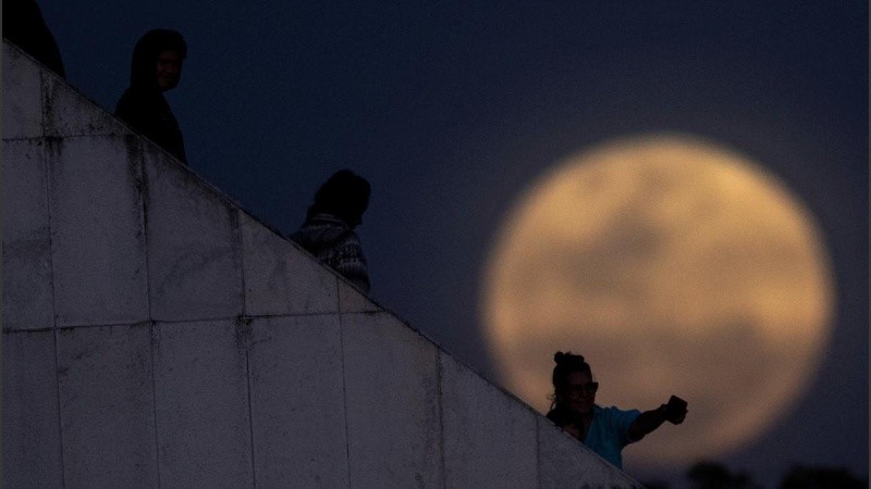 Las superlunas son relativamente raras y ocurren solo tres o cuatro veces al año.