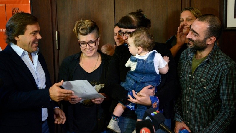 Caso testigo en 2015: dos madres, unidas en matrimonio igualitario, y un padre biológico.