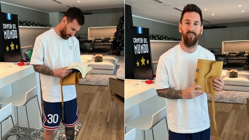 Lionel Messi con el libro de las firmas en sus manos