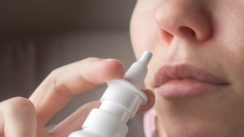El coronavirus ingresa en el organismo a través de gotitas o aerosoles que entran en la nariz, la boca o los ojos.