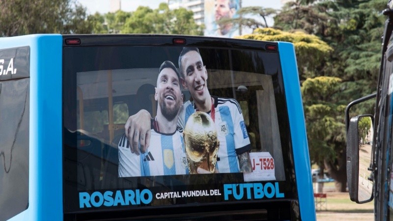 El colectivo ploteado con las imágenes de Messi y Di María, sin Angelito Correa