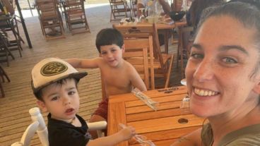 La actriz junto a sus hijos en plenas vacaciones