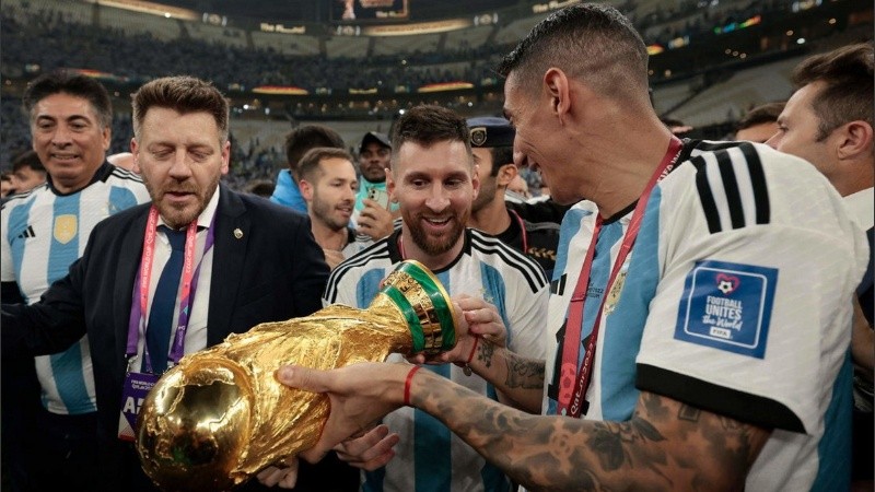 El momento en que Di María le avisa a Leo Messi que estaba levantando una copa falsa