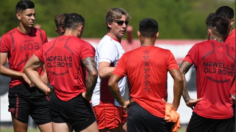 El Gringo Heinze, de lentes oscuros, se dirige al plantel leproso durante una de las prácticas de la semana.