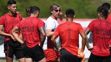 El Gringo Heinze, de lentes oscuros, se dirige al plantel leproso durante una de las prácticas de la semana.