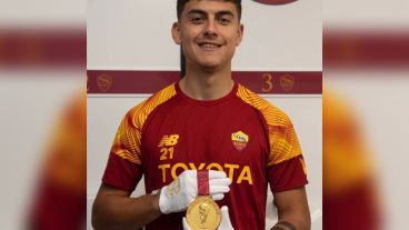 La foto de Dybala con la medalla que publicó la Roma en sus redes sociales oficiales.