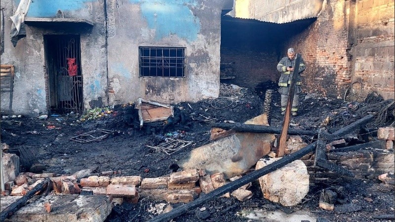 La casa quedó destruida casi por completo después del incendio.