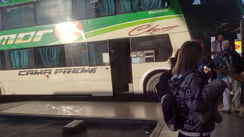 El colectivo es de la empresa Micromar. Los pasajeros mantuvieron fuertes discusiones con los choferes.