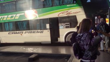 El colectivo es de la empresa Micromar. Los pasajeros mantuvieron fuertes discusiones con los choferes.