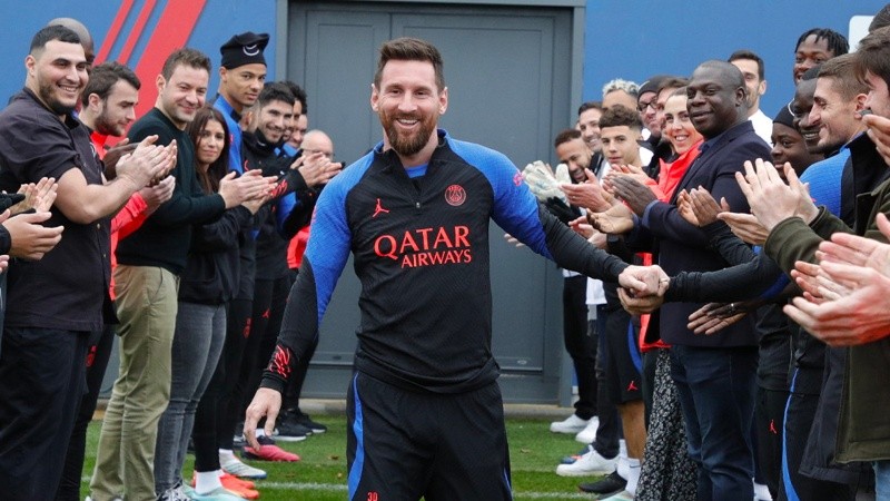 Messi, al ingresar al campo de entrenamiento del PSG.