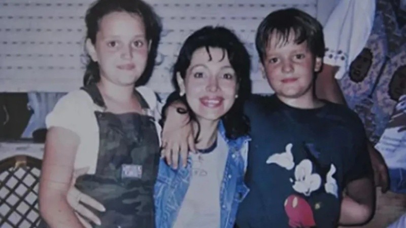 Gilda juntos a sus dos hijos. 