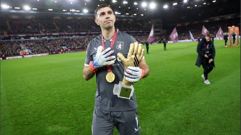 Una de las imágenes del arquero con la medalla y el premio que recibió en Qatar 2022.