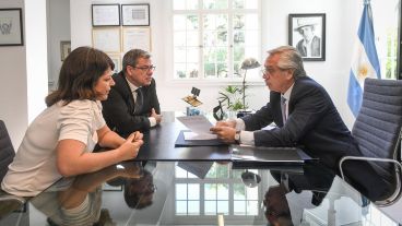Alberto Fernández con los diputados oficialistas Germán Martínez y Carolina Gaillard.