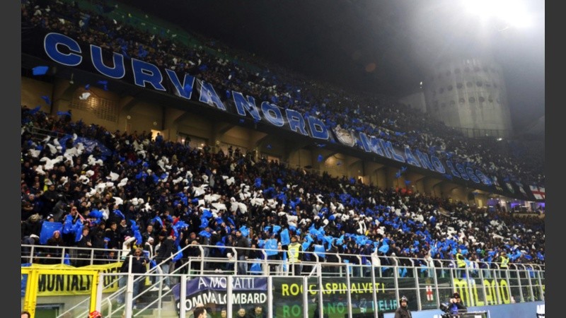 La hinchada del Inter, que al final celebró una victoria en el partido.
