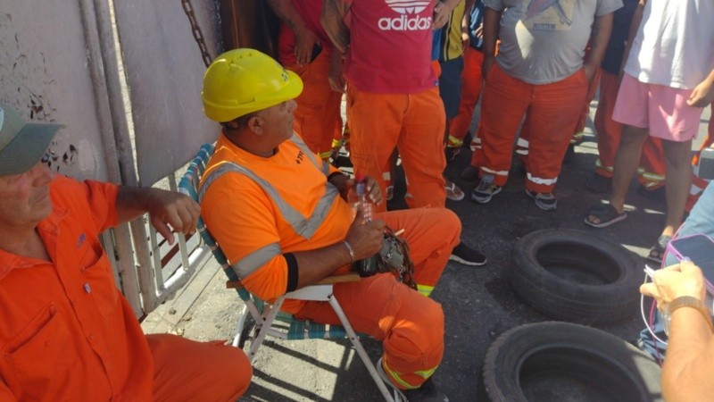 Un trabajador del Puerto se encadenó para protestar por su despido y amenazó con incendiarse.
