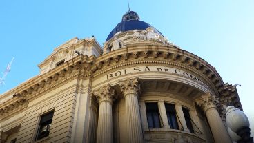 Millonaria puja en el mercado por los precios de Pizarra de maíz y soja