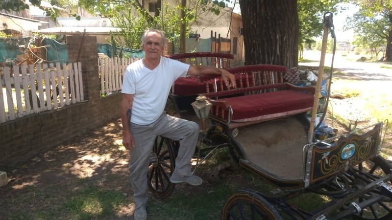 Julio junto a su antiguo carruaje