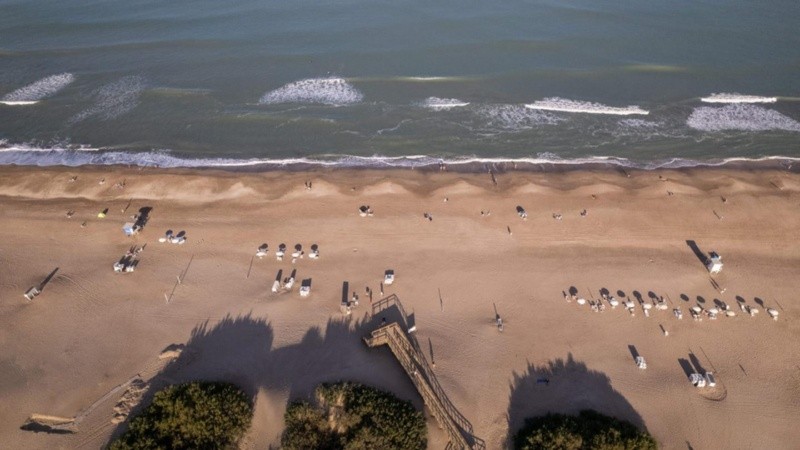 El turista rosarino fue revolcado por una ola y sufrió una grave lesión cervical.
