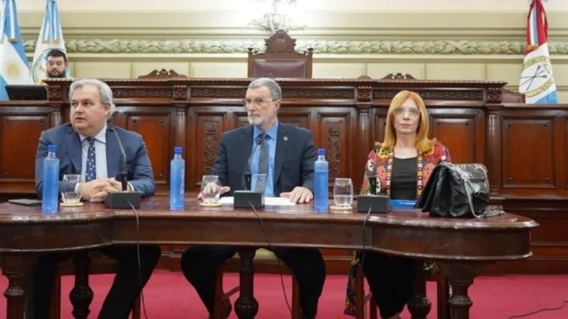 Ana Morel, a la derecha, en la exposición en Diputados.