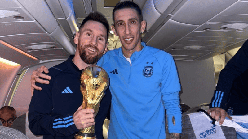 Messi y Di María sonrientes con la Copa del Mundo.