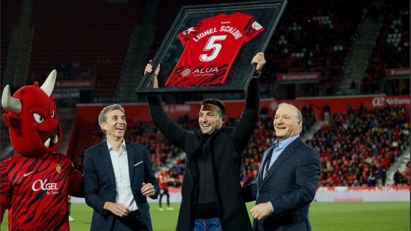 Scaloni recibió una camiseta del Mallorca con el 5 y su nombre en la espalda.